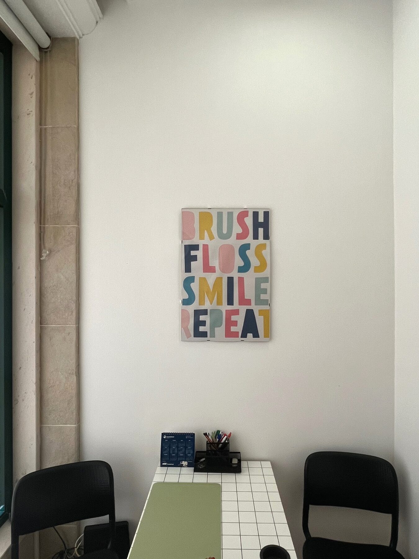 Sala com poster Brush Floss Smile Repeat